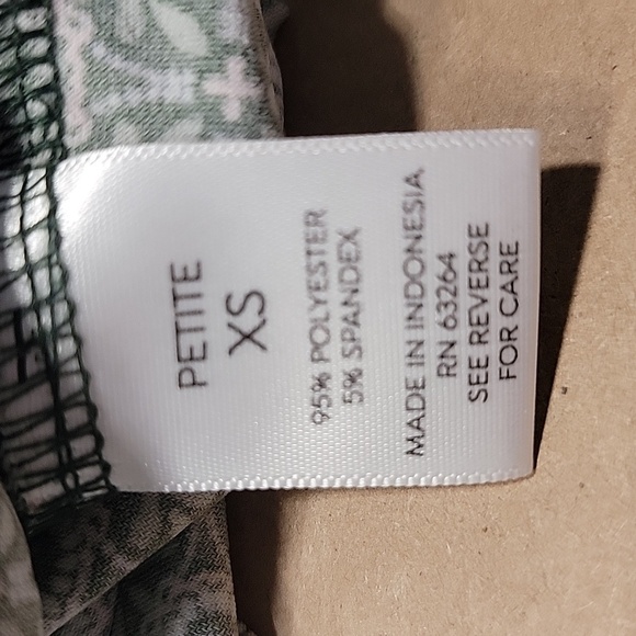 Westport Size XS Green Medallion Patterned Popover Blouse, Roll Tab Sleeve, EUC - Picture 12 of 12